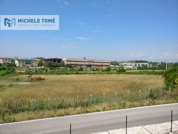terreno edificabile in vendita a Pastrengo