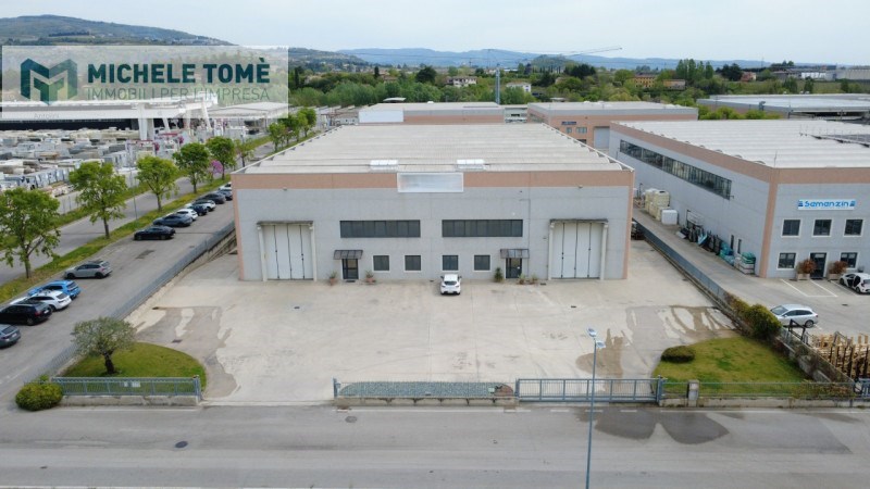 locale commerciale in vendita a Pastrengo in zona Piovezzano