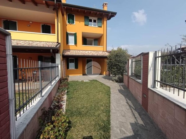 casa indipendente in vendita a Pastrengo in zona Piovezzano