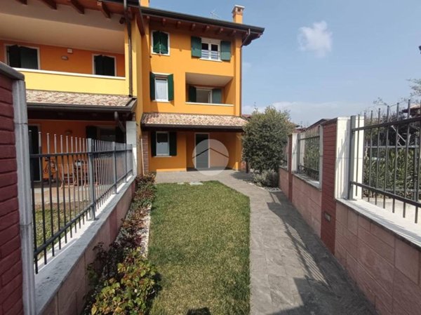 casa indipendente in vendita a Pastrengo in zona Piovezzano