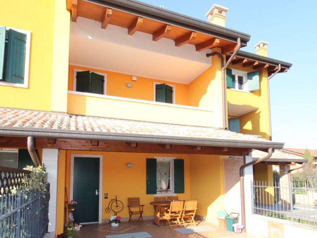 casa indipendente in vendita a Pastrengo in zona Piovezzano