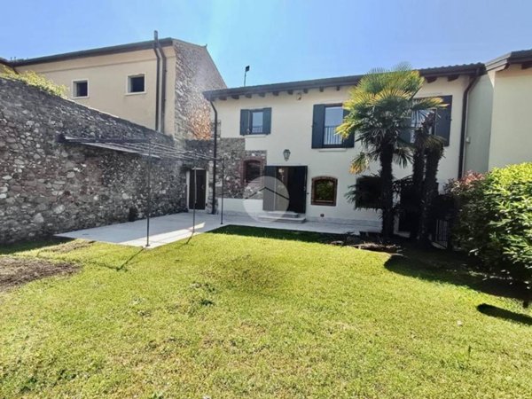 casa indipendente in vendita a Pastrengo in zona Piovezzano