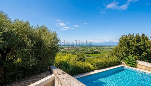casa indipendente in vendita a Pastrengo in zona Piovezzano
