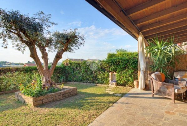 casa indipendente in vendita a Pastrengo in zona Piovezzano