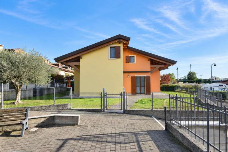 casa indipendente in vendita a Pastrengo in zona Piovezzano