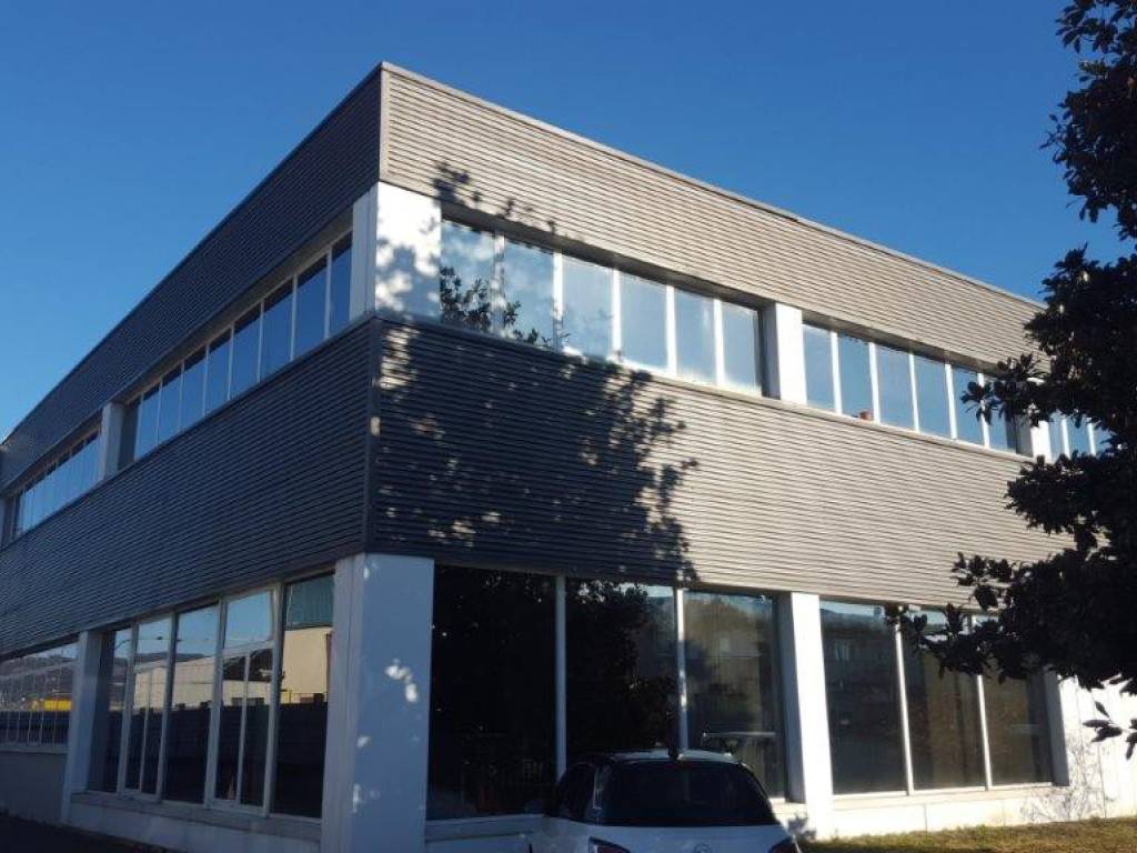 locale commerciale in vendita a Pescantina in zona Settimo
