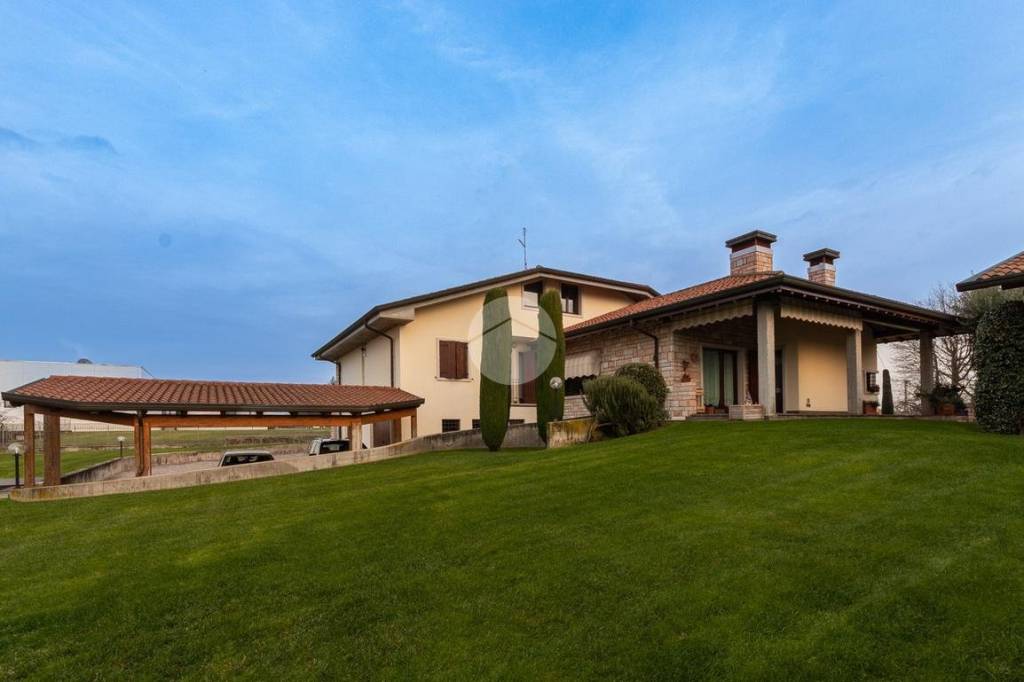 casa indipendente in vendita a Pescantina in zona Santa Lucia