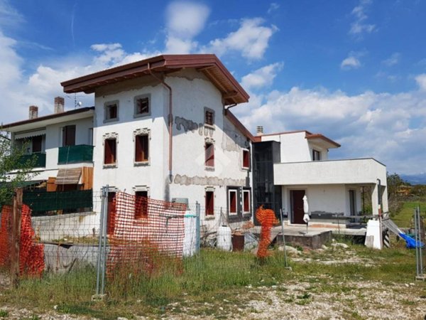 casa indipendente in vendita a Pescantina