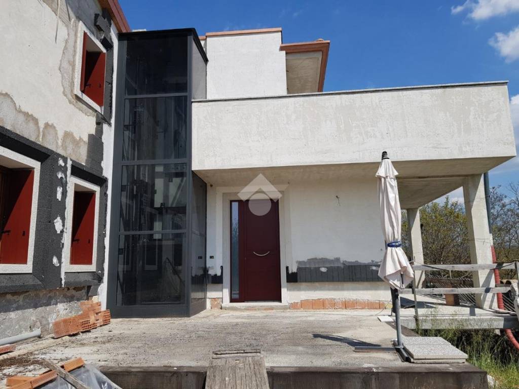 casa indipendente in vendita a Pescantina