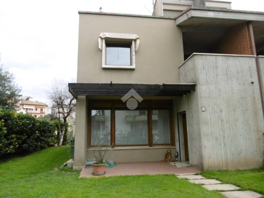 casa indipendente in vendita a Pescantina