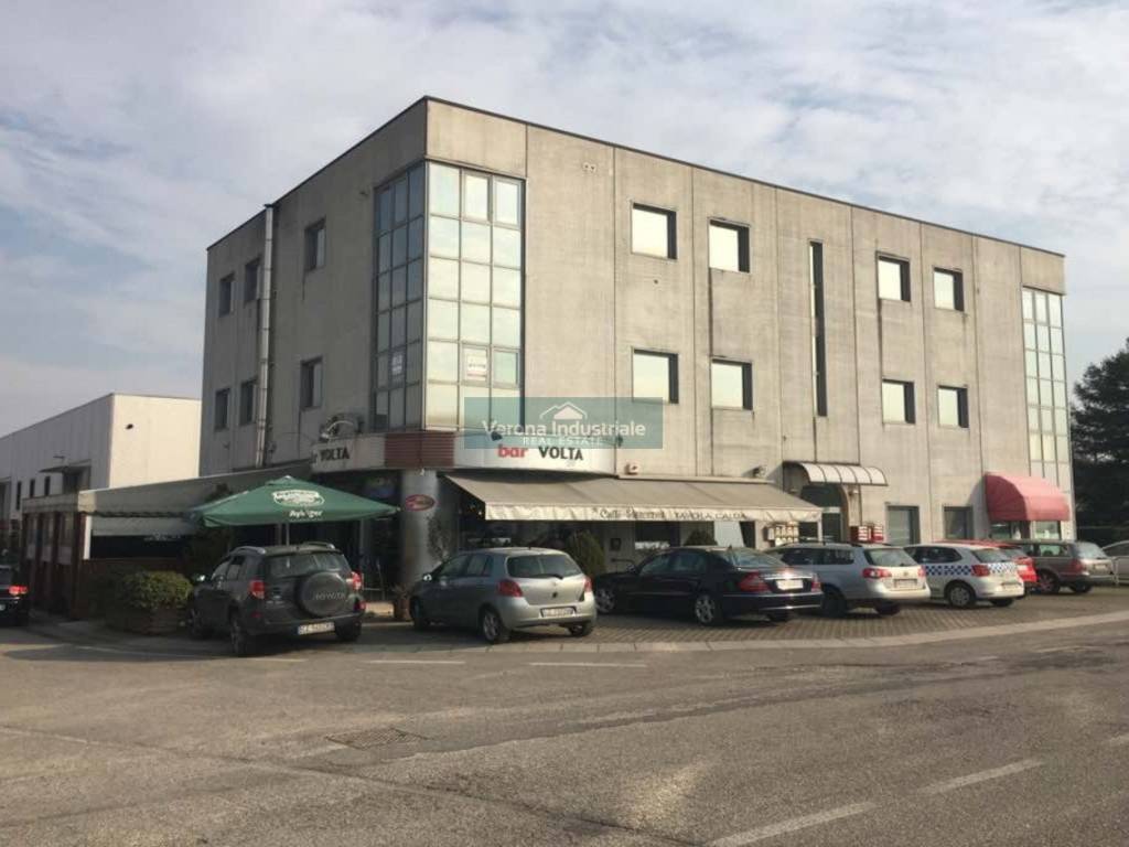 negozio in vendita a Pescantina in zona Settimo