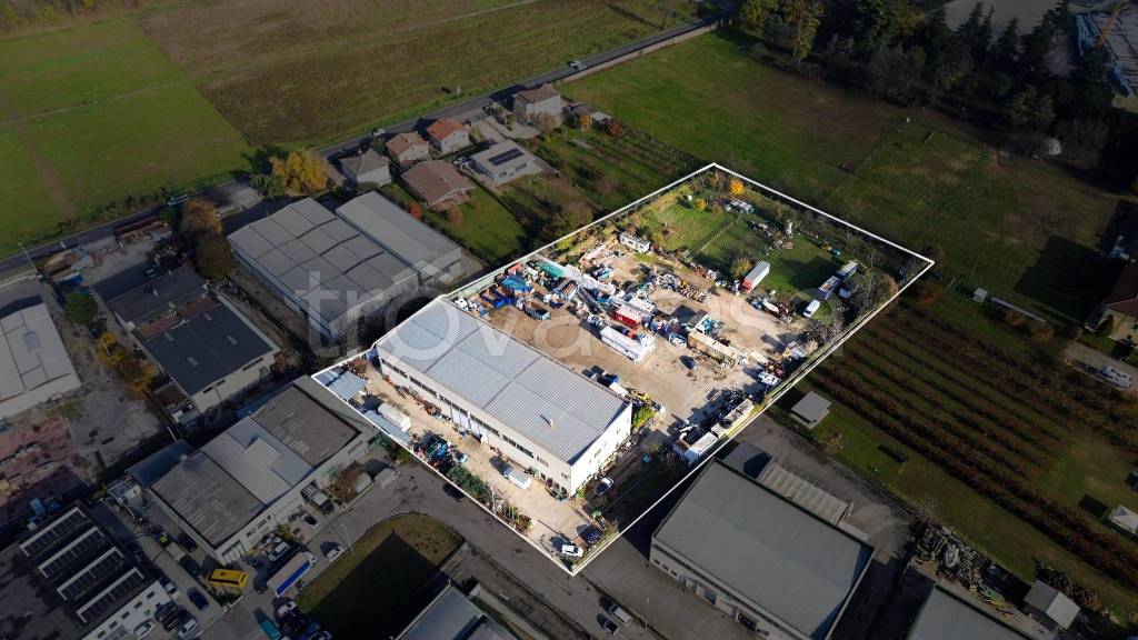locale commerciale in vendita a Pescantina in zona Settimo