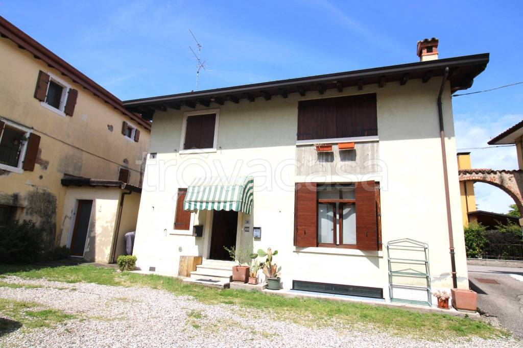 casa indipendente in vendita a Pescantina