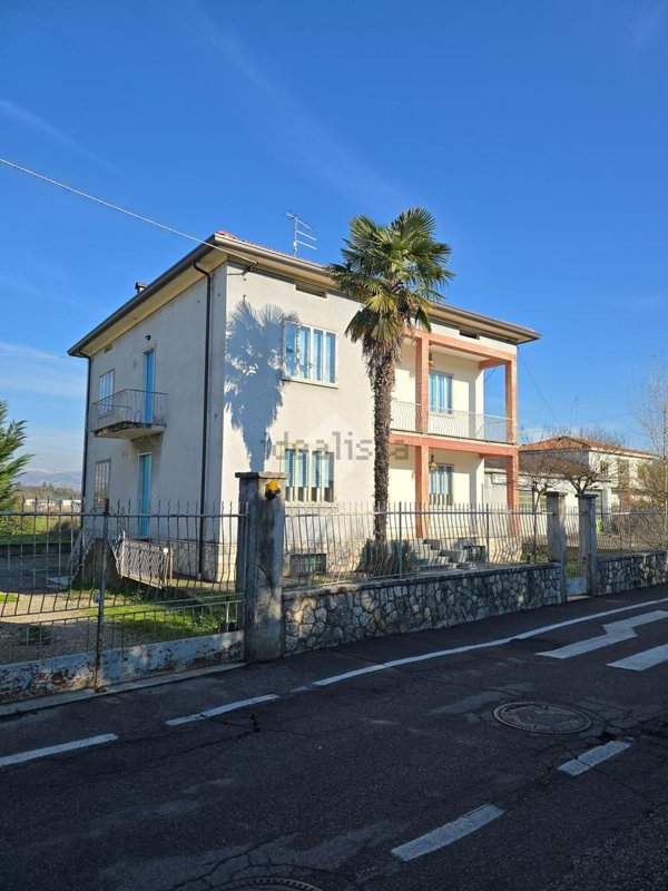casa indipendente in vendita a Pescantina
