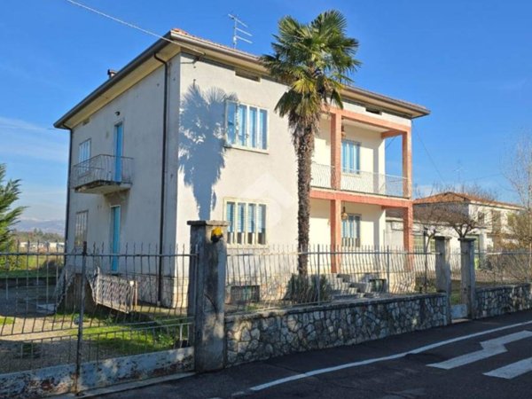 casa indipendente in vendita a Pescantina