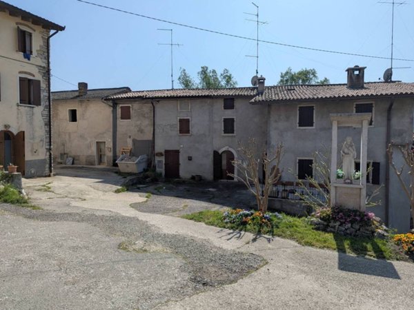 casa indipendente in vendita a Pescantina in zona Santa Lucia