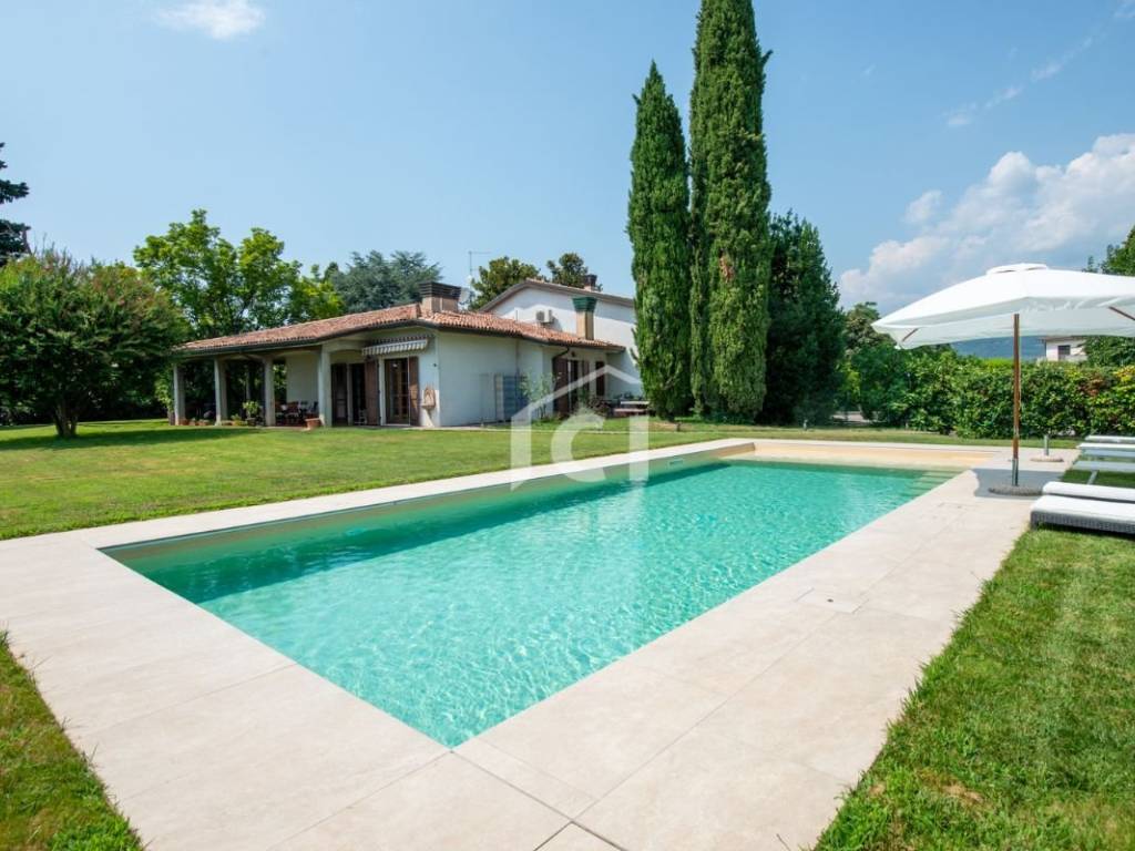 casa indipendente in vendita a Pescantina