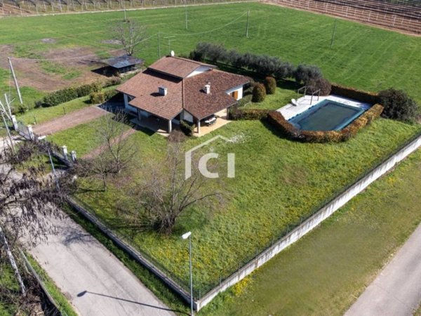 casa indipendente in vendita a Pescantina