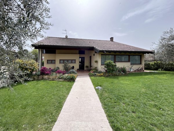 casa indipendente in vendita a Pescantina in zona Settimo