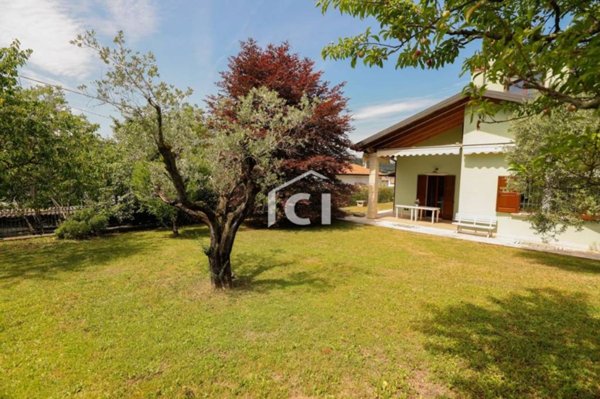 casa indipendente in vendita a Pescantina in zona Santa Lucia