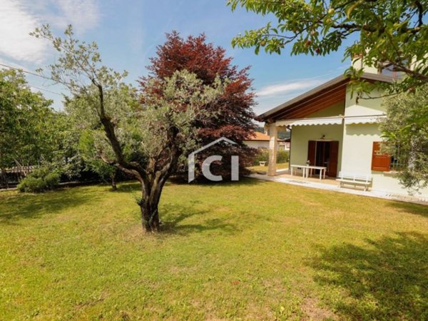 casa indipendente in vendita a Pescantina in zona Santa Lucia