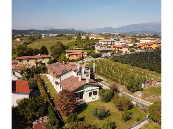 casa indipendente in vendita a Pescantina in zona Santa Lucia