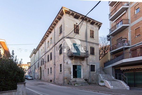 esavano in vendita a Pescantina
