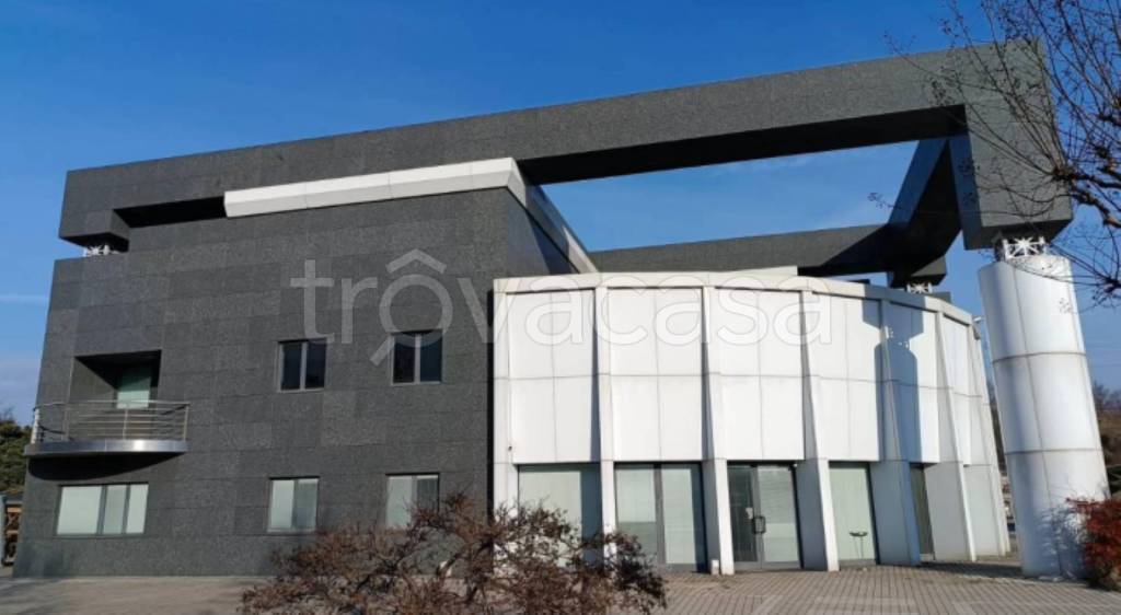 locale di sgombero in vendita a Pescantina