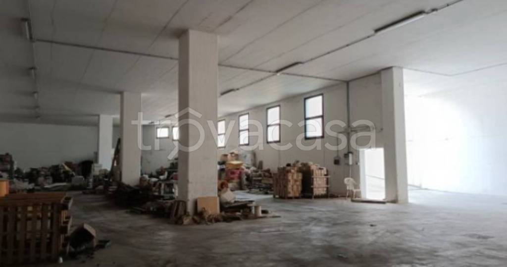 locale commerciale in vendita a Pescantina