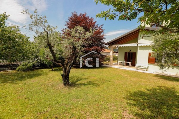 casa indipendente in vendita a Pescantina