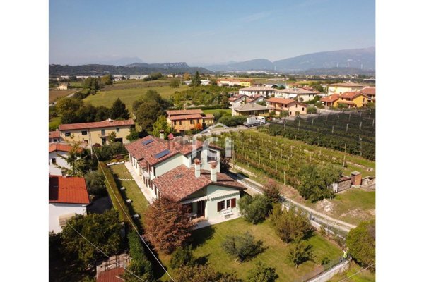casa indipendente in vendita a Pescantina