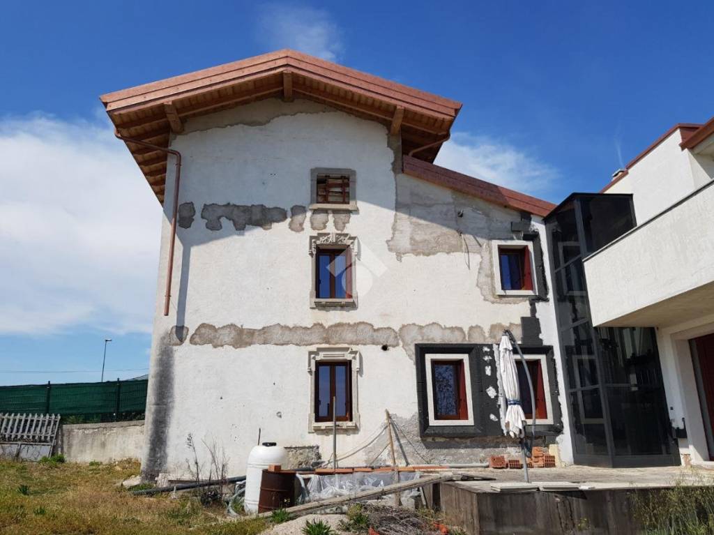 casa indipendente in vendita a Pescantina