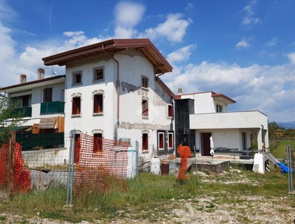 casa indipendente in vendita a Pescantina