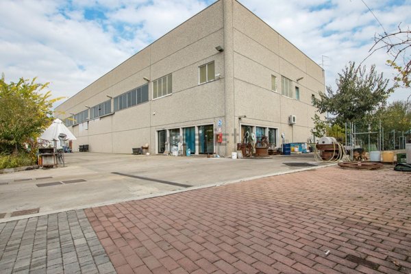 capannone in vendita a Pescantina in zona Settimo