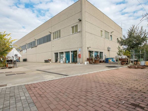 locale commerciale in vendita a Pescantina in zona Settimo