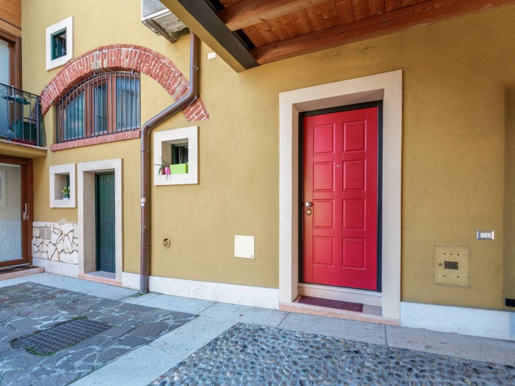 casa indipendente in vendita a Pescantina