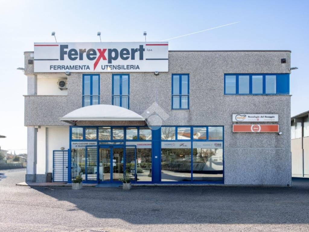 locale commerciale in vendita a Pescantina in zona Settimo