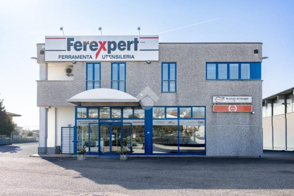 locale commerciale in vendita a Pescantina in zona Settimo