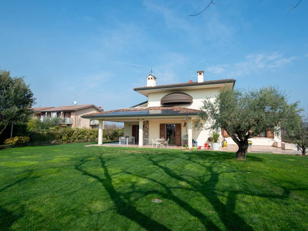 casa indipendente in vendita a Pescantina