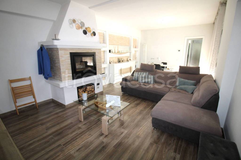 casa indipendente in vendita a Pescantina