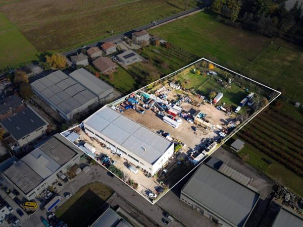 locale commerciale in vendita a Pescantina in zona Settimo