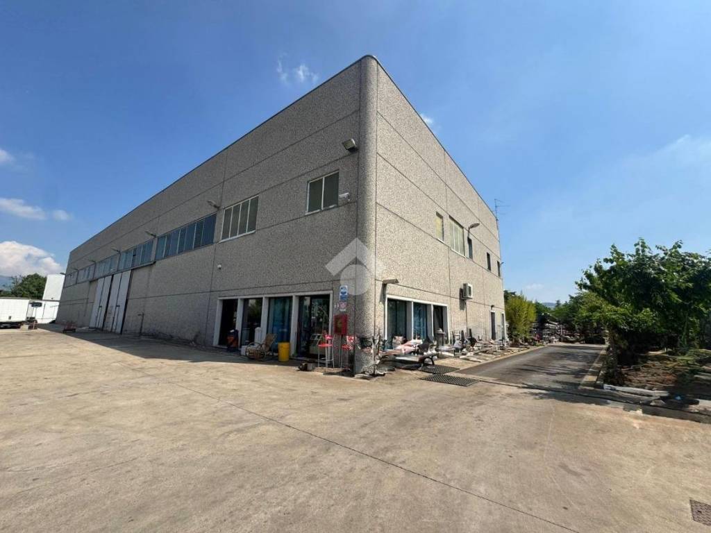 locale commerciale in vendita a Pescantina in zona Settimo