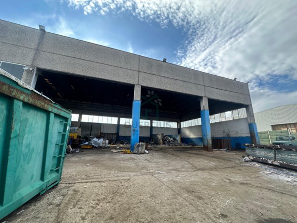 locale commerciale in vendita a Pescantina in zona Settimo