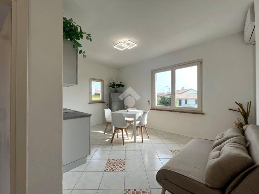 appartamento in vendita a Peschiera del Garda in zona Dolci