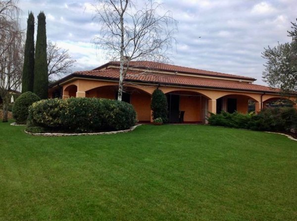 casa indipendente in vendita a Peschiera del Garda