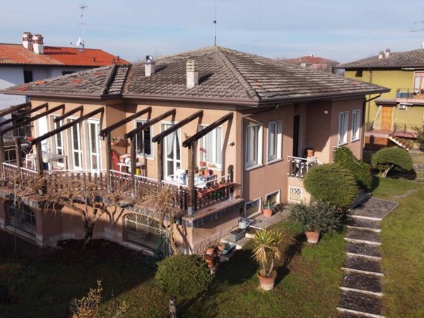 casa indipendente in vendita a Peschiera del Garda in zona Dolci