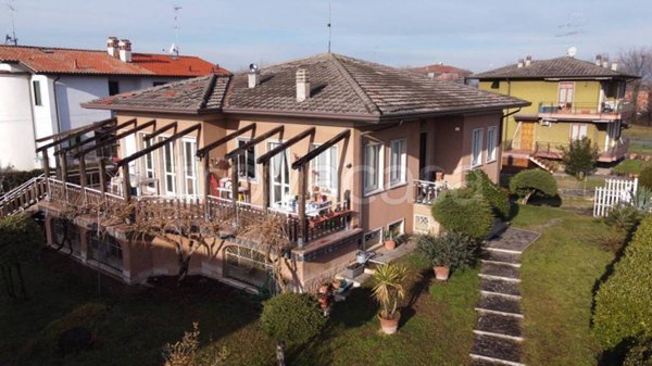 casa indipendente in vendita a Peschiera del Garda in zona Dolci