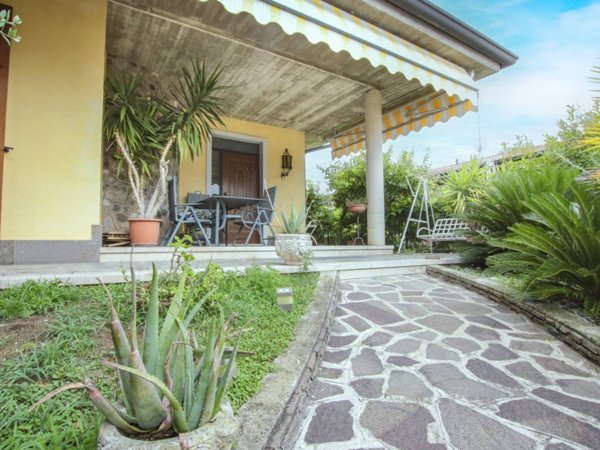 casa indipendente a Peschiera del Garda in zona San Benedetto di Lugana