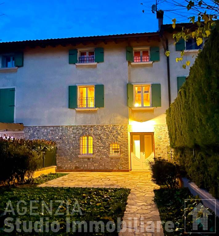 casa indipendente in vendita a Peschiera del Garda