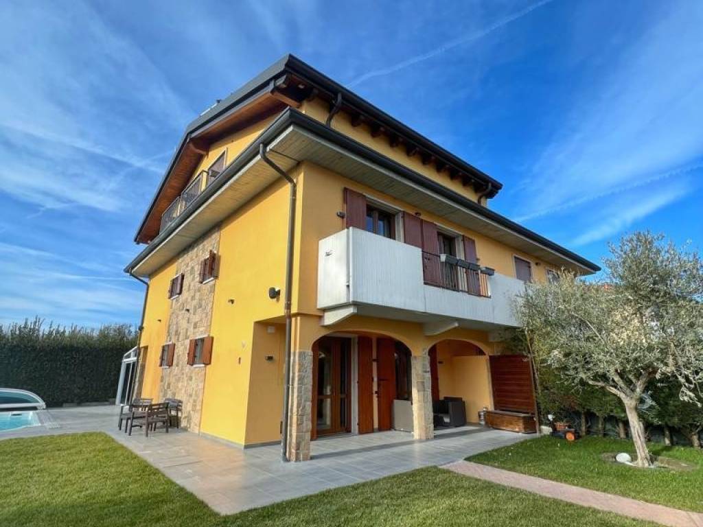 casa indipendente in vendita a Peschiera del Garda in zona Broglie